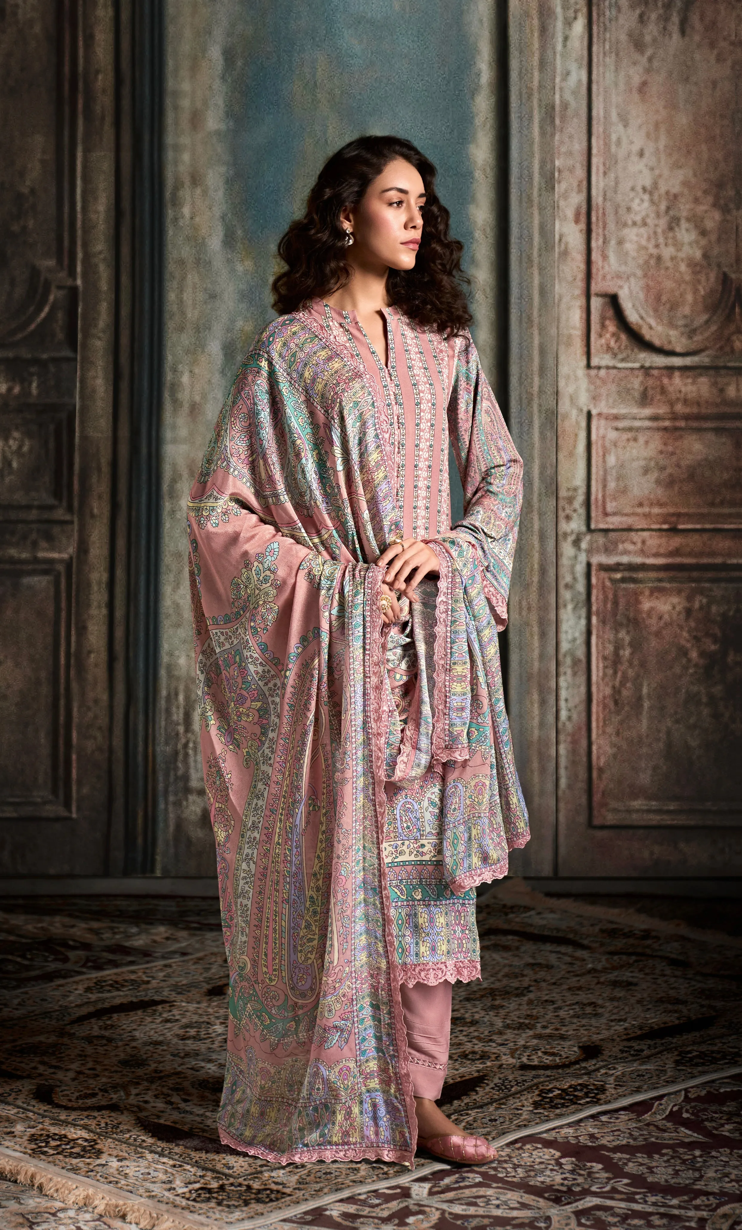 Pastel Pink Straight Cut Suit & Digital Print & Scalloped Embroidery